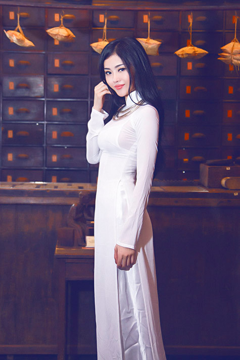 Trước khi tung những hình ảnh nền nã của Julia Hồ trong tà áo dài như thế này, cư dân mạng vừa được phen 'nóng mắt' bởi những hình mát mẻ của cô trên trang cá nhân.