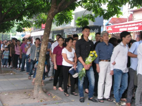 Trên tay kèm theo những bó hoa.