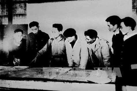 Đại tướng Võ Nguyên Giáp cùng các cộng sự chỉ huy chiến dịch Trần Hưng Đạo năm 1950