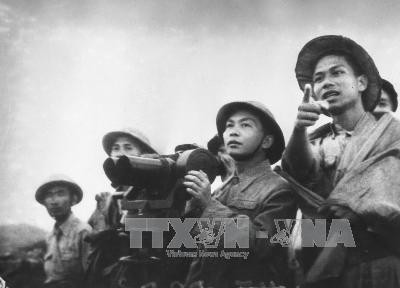 Đại tướng Võ Nguyên Giáp thị sát chiến trường