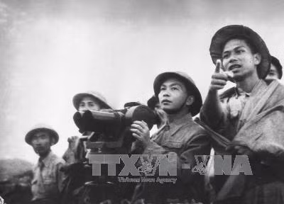 Đại tướng Võ Nguyên Giáp thị sát chiến trường