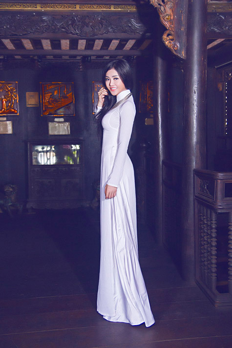 Julia Hồ nổi danh trong giới showbiz không phải vì cương vị hoa hậu của một cuộc thi 'tầm cỡ ao làng' mà bởi những hình ảnh ăn chơi.