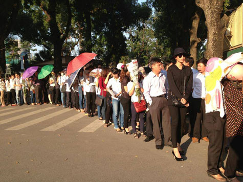 Mặc dù rất bận rộn để chuẩn bị đại diện cho Việt Nam tham gia Hoa hậu Hoàn Vũ 2013, nhưng trước sự ra đi của Người anh cả của Quân đội Nhân dân Việt Nam, Trương Thị May lặng lẽ đứng xếp hàng từ 3h trưa đến cuối ngày. "Đại tướng mãi mãi ở trong lòng chúng con", Á hậu chia sẻ. Mặc dù rất bận rộn để chuẩn bị đại diện cho Việt Nam tham gia Hoa hậu Hoàn Vũ 2013, nhưng trước sự ra đi của Người anh cả của Quân đội Nhân dân Việt Nam, Trương Thị May lặng lẽ đứng xếp hàng từ 3h trưa đến cuối ngày. "Đại tướng mãi mãi ở trong lòng chúng con", Á hậu chia sẻ.