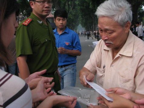 Hình ảnh đẹp khi một vị "lão thành cách mạng" làm thơ về Bác đi phân phát đến mọi người.