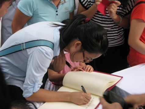 Những cô cậu sinh viên cũng được ghi tên mình vào viếng thăm Bác.