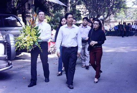 Ca sĩ Ngọc Khuê cũng rất lặng lẽ đến viếng Đại tướng. Trước sự ra đi của Người, Ngọc Khuê không giấu được cảm xúc, cô tâm sự: "Nhớ mãi cái khoảnh khắc năm đó mình mới có 8 tuổi, hát bài "Chú bộ đội và cơn mưa", bác bắt tay, xoa đầu mình khen mình bé mà hát hay. Đấy là lần đầu tiên đi cùng đoàn đại biểu Cung Thiếu Nhi Hà Nội đến gặp và chúc tết bác. 22 năm quay trở lại đây lại là lần cuối đưa bác về trời. Vĩnh biệt đại tướng. Vĩnh biệt vĩ nhân. Toàn dân tộc Việt Nam mang ơn bác". Ca sĩ Ngọc Khuê cũng rất lặng lẽ đến viếng Đại tướng. Trước sự ra đi của Người, Ngọc Khuê không giấu được cảm xúc, cô tâm sự: "Nhớ mãi cái khoảnh khắc năm đó mình mới có 8 tuổi, hát bài "Chú bộ đội và cơn mưa", bác bắt tay, xoa đầu mình khen mình bé mà hát hay. Đấy là lần đầu tiên đi cùng đoàn đại biểu Cung Thiếu Nhi Hà Nội đến gặp và chúc tết bác. 22 năm quay trở lại đây lại là lần cuối đưa bác về trời. Vĩnh biệt đại tướng. Vĩnh biệt vĩ nhân. Toàn dân tộc Việt Nam mang ơn bác".