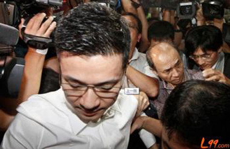 Hứa Nhã Quân và cha bị bắt Hứa Nhã Quân và cha bị bắt