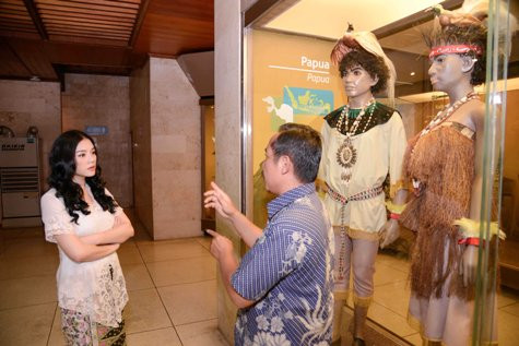 Cô được một người tại Indonesia giới thiệu về những nét đẹp văn hóa nơi đây Cô được một người tại Indonesia giới thiệu về những nét đẹp văn hóa nơi đây