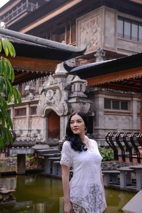 Lý Nhã Kỳ trông dịu dàng nhưng không kém phần xinh đẹp ở nước bạn. Lý Nhã Kỳ trông dịu dàng nhưng không kém phần xinh đẹp ở nước bạn.