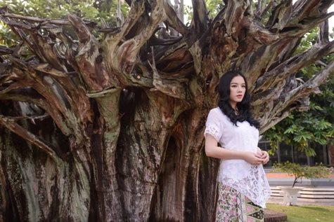 Trong trang phục batik của đất nước Indonesia , Lý Nhã Kỳ trông khá giản dị Trong trang phục batik của đất nước Indonesia , Lý Nhã Kỳ trông khá giản dị