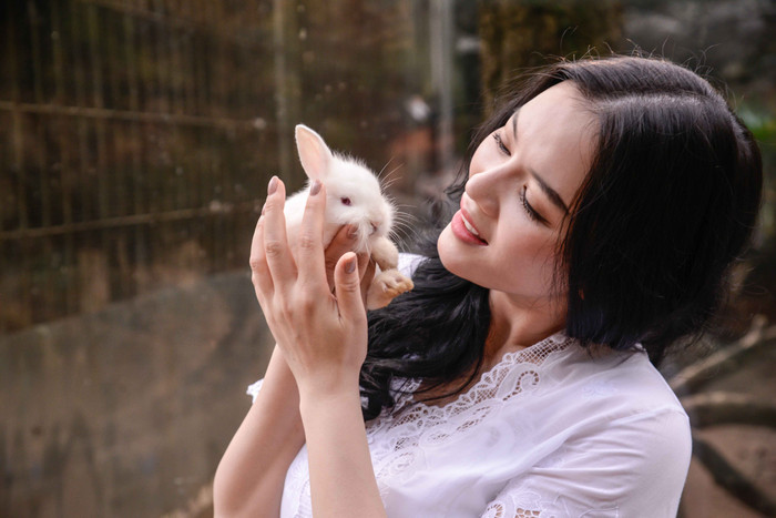 Có vẻ như người đẹp rất yêu thích những thú cưng xinh xắn này Có vẻ như người đẹp rất yêu thích những thú cưng xinh xắn này