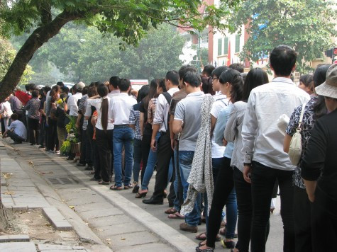 Ngay từ đầu giờ chiều ngày 6/10, mọi người xếp hàng ngay ngắn thành hàng dài mong được vào viếng thăm Bác.