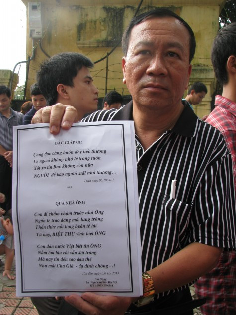 Bày tỏ cảm xúc bằng những vần thơ, cảm xúc dâng trào trong sâu thẳm tâm hồn mình.