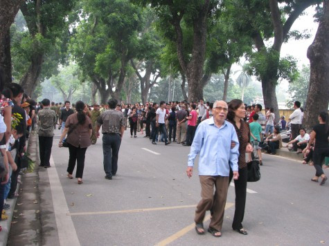 Những cụ già cũng mong muốn được một lần viếng Bác.