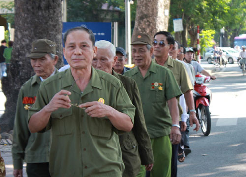 Các cựu chiến binh đến thăm viếng Đại tướng Võ Nguyên Giáp Các cựu chiến binh đến thăm viếng Đại tướng Võ Nguyên Giáp