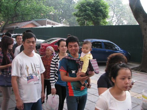 Dòng người cuối cùng đổ về nơi thăm viếng Bác.