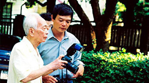 Phút riêng tư của Đại tướng với con trai Võ Điện Biên năm 1993 Phút riêng tư của Đại tướng với con trai Võ Điện Biên năm 1993