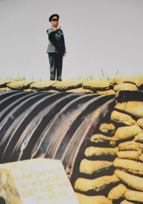 Tháng 4-2004, Đại tướng Võ Nguyên Giáp thăm lại hầm tướng De Castries - chỉ huy tập đoàn cứ điểm Điện Biên Phủ Tháng 4-2004, Đại tướng Võ Nguyên Giáp thăm lại hầm tướng De Castries - chỉ huy tập đoàn cứ điểm Điện Biên Phủ