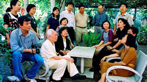 Con cháu quây quần xung quanh Đại tướng và phu nhân tại sân sau ngôi nhà của mình năm 1993. Con cháu quây quần xung quanh Đại tướng và phu nhân tại sân sau ngôi nhà của mình năm 1993.