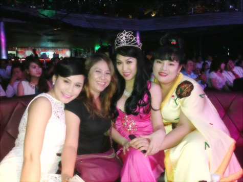 "Nữ hoàng dao kéo" Phi Thanh Vân tạo dáng chụp hình cùng một số diễn viên khác trong bộ phim cô tham gia