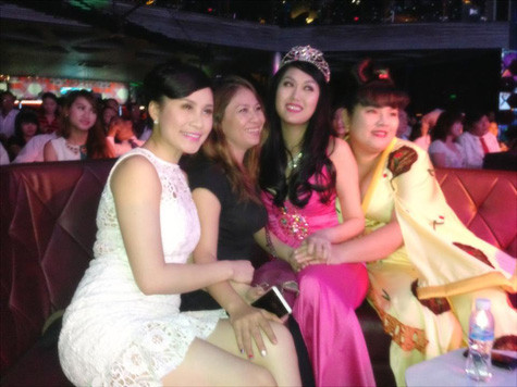 Người đẹp vui cười rất tự nhiên với mọi người