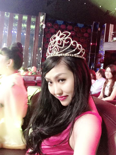 Phi Thanh Vân trong bộ đồ khiến nhiều người ngỡ tưởng cô tham gia một cuộc thi hoa hậu. Tuy nhiên đó chỉ là những hình ảnh trong phim