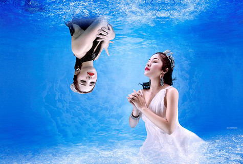 Tất cả những tấm hình này đều nằm trong album vừa ra mắt vào tháng 10 của danh hài tại Mỹ Tất cả những tấm hình này đều nằm trong album vừa ra mắt vào tháng 10 của danh hài tại Mỹ