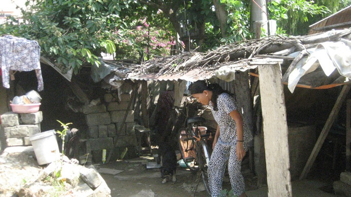 Túp lều của chị Lài trước bão Túp lều của chị Lài trước bão