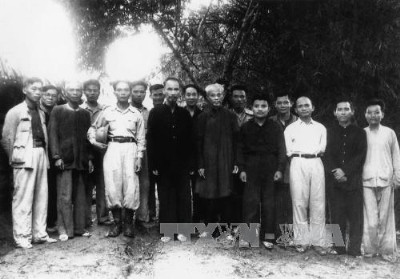 Năm 1948, ở tuổi 37, đồng chí Võ Nguyên Giáp được phong quân hàm Đại tướng và trở thành vị tướng đầu tiên của Quân đội nhân dân Việt Nam. Trong ảnh: Đại tướng Võ Nguyên Giáp (hàng đầu, thứ ba từ trái sang) bên cạnh Chủ tịch Hồ Chí Minh, sau lễ phong quân hàm Đại tướng, tại Lục Rã, chân đèo Re, ngày 27/5/1948. (Ảnh: TTXVN sưu tầm). Năm 1948, ở tuổi 37, đồng chí Võ Nguyên Giáp được phong quân hàm Đại tướng và trở thành vị tướng đầu tiên của Quân đội nhân dân Việt Nam. Trong ảnh: Đại tướng Võ Nguyên Giáp (hàng đầu, thứ ba từ trái sang) bên cạnh Chủ tịch Hồ Chí Minh, sau lễ phong quân hàm Đại tướng, tại Lục Rã, chân đèo Re, ngày 27/5/1948. (Ảnh: TTXVN sưu tầm).