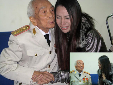 Khi lớn lên, nữ ca sĩ may mắn được gặp lại tướng Giáp. Bức ảnh đã khiến hàng nghìn người không cầm được nước mắt Khi lớn lên, nữ ca sĩ may mắn được gặp lại tướng Giáp. Bức ảnh đã khiến hàng nghìn người không cầm được nước mắt