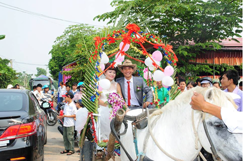 Trên dọc đường đi, đám cưới rước dâu bằng xe ngựa có 1 không 2 gây hiếu kỳ đến tát cả mọi người đi qua