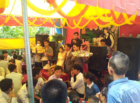 Chú rể và cô dâu về nhàn an toàn trước sự chúc mừng của đông đảo bạn bè