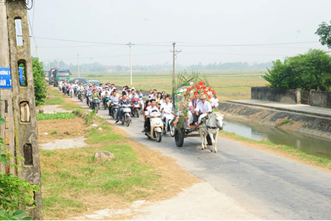 Rất nhiều bạn bè, người thân đi sau chúc mừng cho đôi bạn trẻ