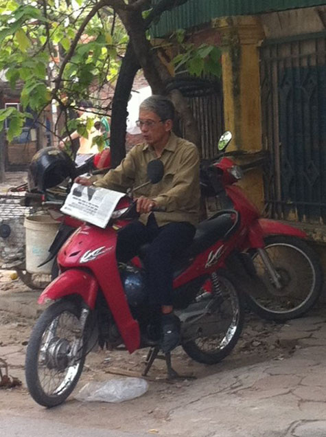 Sau khi chia sẻ những dòng cảm xúc về Đại tướng, Bác hà tiếp tục cầm tờ báo đọc những thông tin viết về NGười Sau khi chia sẻ những dòng cảm xúc về Đại tướng, Bác hà tiếp tục cầm tờ báo đọc những thông tin viết về NGười