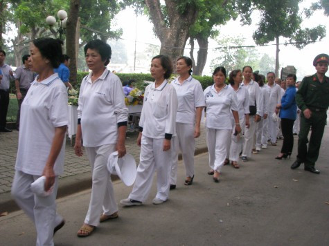 Đoàn người mặc đồng phục để tỏ lòng thành kính dâng lên Bác.