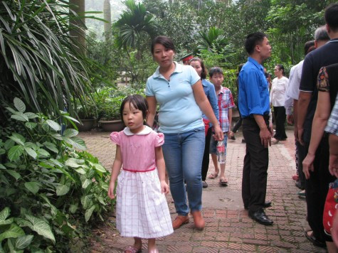 Đến cả những em bé.