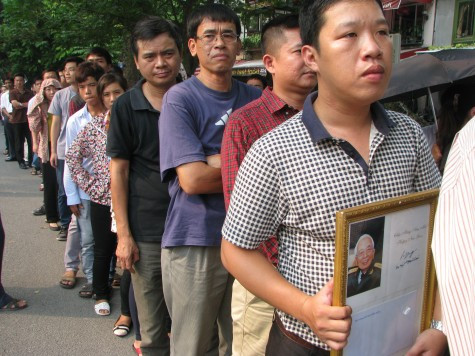 Có người mang cả khung ảnh của Bác có chữ ký nhân dịp tới thăm bác vào đầu năm mới .