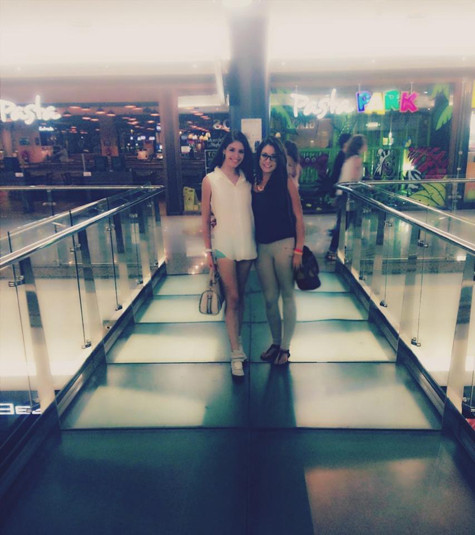 Andrea chụp hình cùng chị họ của cô