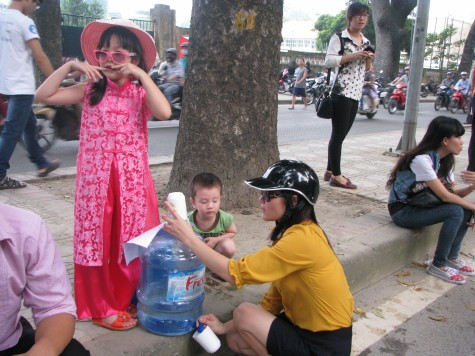 Rất đông các em nhỏ cũng theo cha mẹ cùng tới viếng thăm Bác.