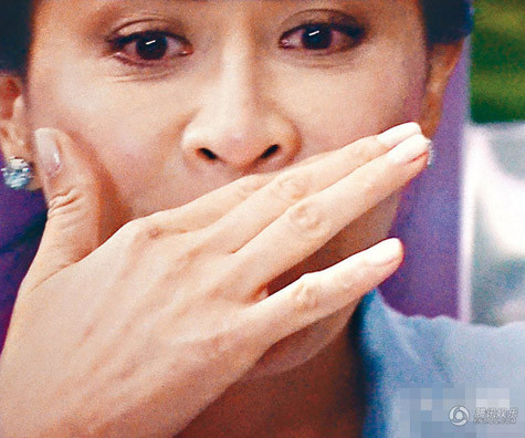 Lưu Gia Linh rơi nước mắt khi nghĩ đến cha mẹ. Lưu Gia Linh rơi nước mắt khi nghĩ đến cha mẹ.