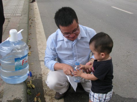 Những hình ảnh ghi lại khoảng khắc của hai cha con khi vào viếng thăm Bác.