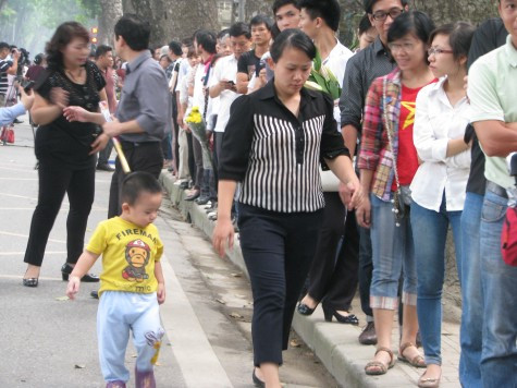 Hình ảnh mẹ con cùng dạo bước trước khi được vào thăm Bác.