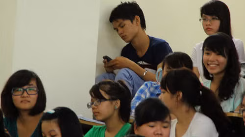 Tân sinh viên một trường ĐH tại TP.HCM trong một buổi học đại cương sáng 20-9.