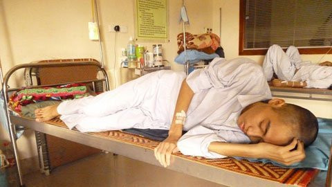 Sơn đang nằm điều trị trên giường bệnh ,