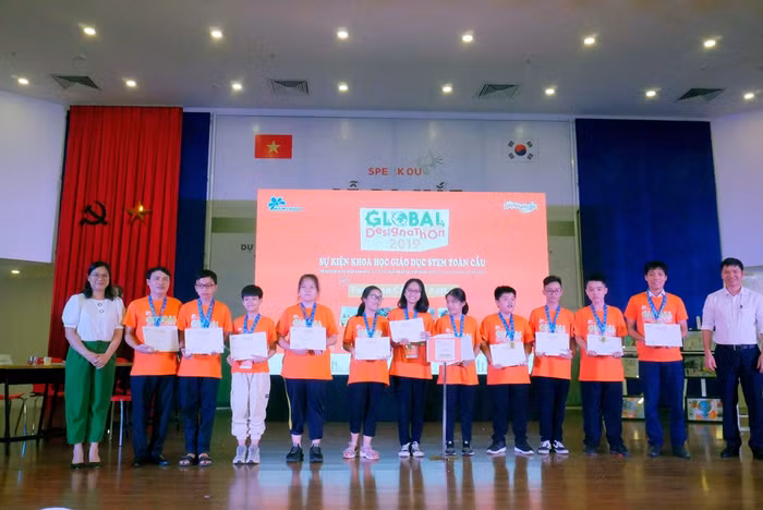 Thầy Nguyễn Khánh Chung – Hiệu trưởng nhà trường phát biểu khai mạc. Ảnh: Đỗ Thơm Thầy Nguyễn Khánh Chung – Hiệu trưởng nhà trường phát biểu khai mạc. Ảnh: Đỗ Thơm