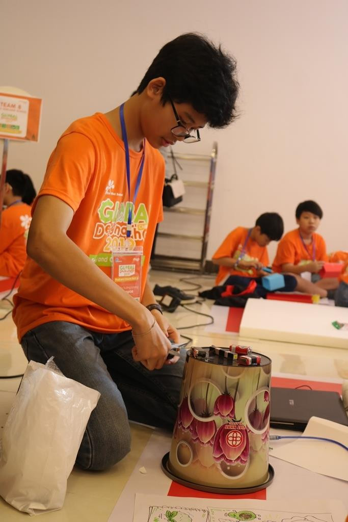 Bắt tay thực hiện ý tưởng. Ảnh: Đỗ Thơm Bắt tay thực hiện ý tưởng. Ảnh: Đỗ Thơm