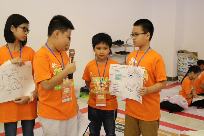 Tự tin giới thiệu về ý tưởng bằng tiếng Anh với các bạn, thầy cô. Ảnh: Đỗ Thơm Tự tin giới thiệu về ý tưởng bằng tiếng Anh với các bạn, thầy cô. Ảnh: Đỗ Thơm