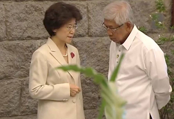 Mã Khắc Khanh, Đại sứ Trung Quốc (trái) và Bộ trưởng Quốc phòng Philippines tranh thủ trao đổi bên lề hoạt động kỷ niệm Ngày Quốc tế gìn giữ hòa bình, hôm qua 29/5