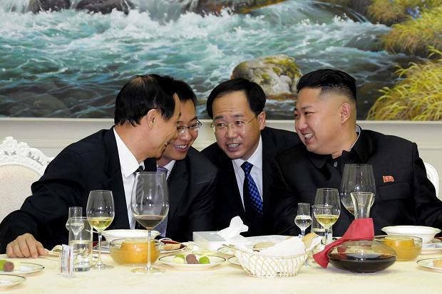 Nhà lãnh đạo Bắc Triều Tiên Kim Jong-un tiếp Vương Gia Thụy (trái) đến thăm Bình Nhưỡng Nhà lãnh đạo Bắc Triều Tiên Kim Jong-un tiếp Vương Gia Thụy (trái) đến thăm Bình Nhưỡng
