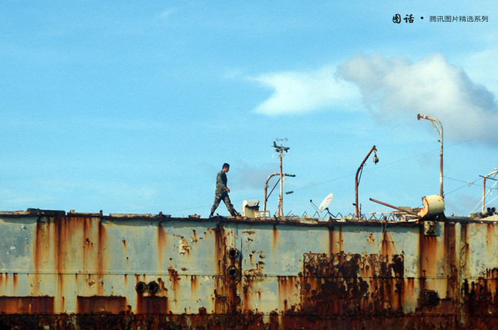 Một người lính Philippines trên mặt sàn xác chiếc tàu cũ